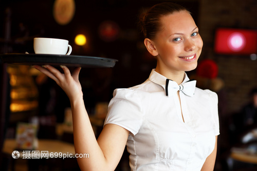 白色襯衫與優(yōu)雅托盤的協(xié)奏 記一位女服務(wù)員