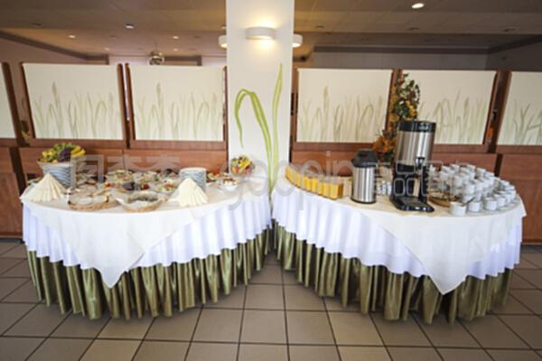 滿(mǎn)桌沙拉的餐飲服務(wù) 健康與美味的完美平衡